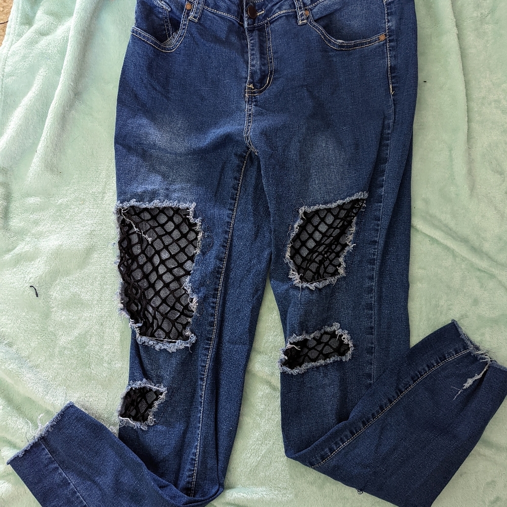 Ankle length ripped skinny jeans